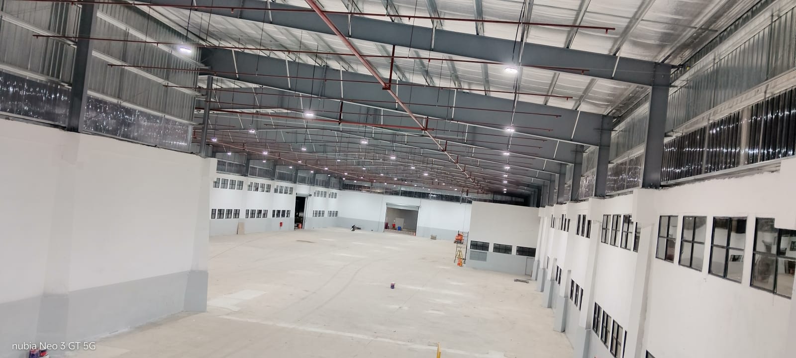 Sector interior amplio con paredes y terminaciones